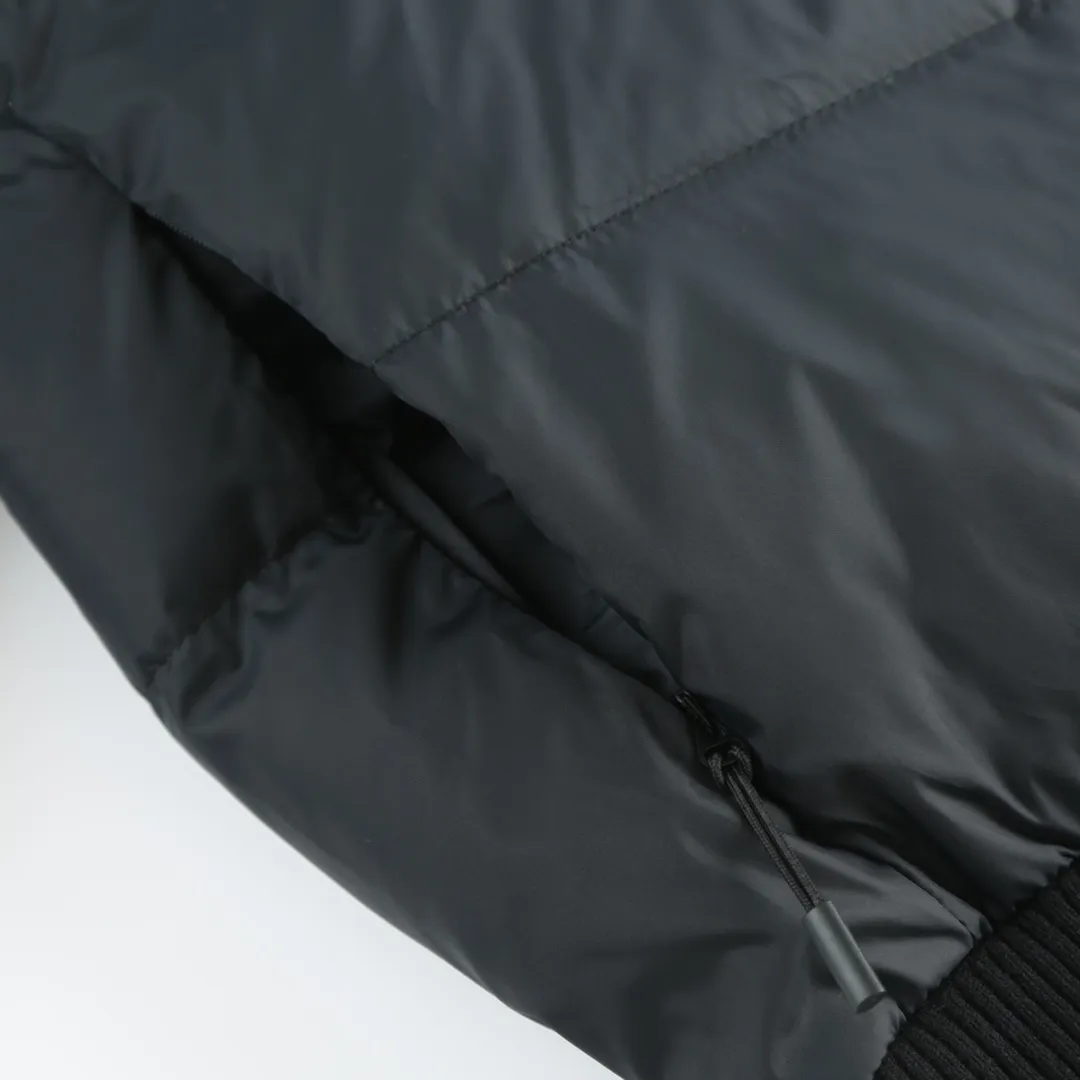 P840 Canada Goose Women's Wide Spun Seam Knitted Jacket | Light and elegant, comfortable and effortless] When the delicate softness of merino wool meets the stiffness and flexibility of nylon pongee, this jacket has a unique sense of breathing. The fabric is interwoven with worsted craftsmanship, making it light but structural. Every moment you wear it next to your skin, it feels like a cloud covering your skin, giving you both warmth and elegance.  The details show even more ingenuity. The collar, cuffs and waist are all made of double-layer rib knitting technology, which is elastic and fits the body shape, and naturally stretches with movement, outlining a neat silhouette while also protecting warmth. The ribbed design at the waist is more lazy and delicate, quietly improving the visual proportion.  The custom-made classic logo on the sleeve arm is a footnote of identity written in low-key strokes - unobtrusive, but with its own style.  Whether commuting in the city or roaming on the weekend, this jacket can cope with changing scenes and weather with one piece, making it an indispensable and versatile choice in your wardrobe.   Accessories: One-to-one customized three-label, One-to-one customized ribs, One-to-one customized zippers SIZE: S M L